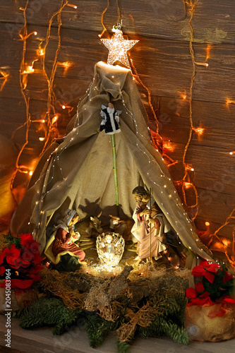 Presepe natalizio artistico con capanna in iuta, luci calde e stella luminosa 1579