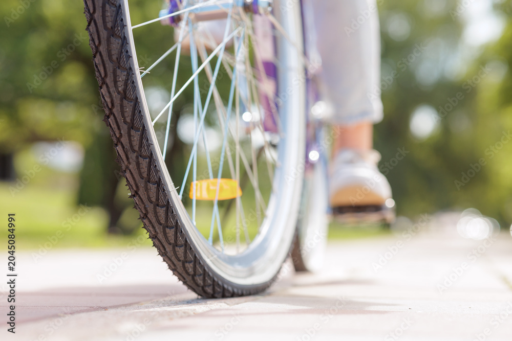 Naklejka premium Bicycle Tire Close-Up on a Sunny Day for Travel and Recreation
