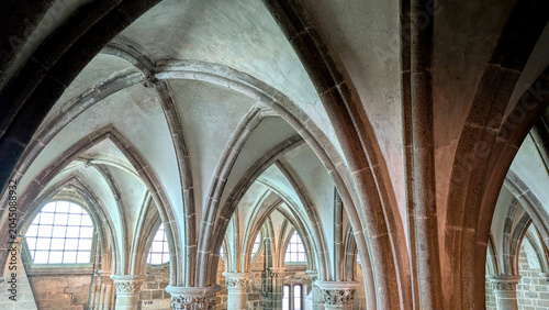 Photos Gotische Steinbögen im Inneren der Abtei Mont Saint-Michel, Normandie, Frankreich