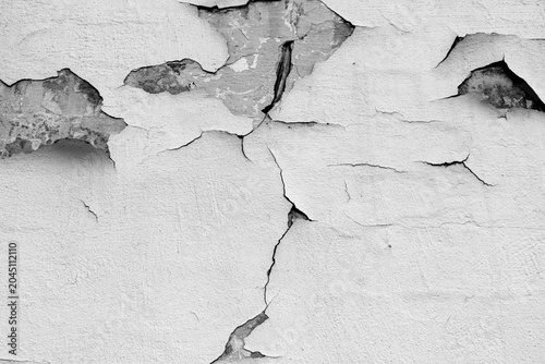 Photos White wall surface peeling with rough cracks and texture detail