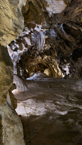 Cuadro en lienzo Le fameux tombeau de Pyrène de la grotte de Lombrives vu depuis l'une des extr