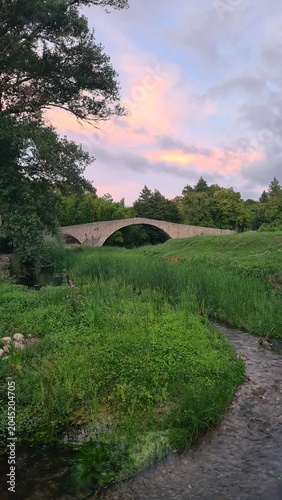Bild auf Leinwand La rivière Rialsesse et son magnifique vieux pont de pierre vus à l'heure du cou