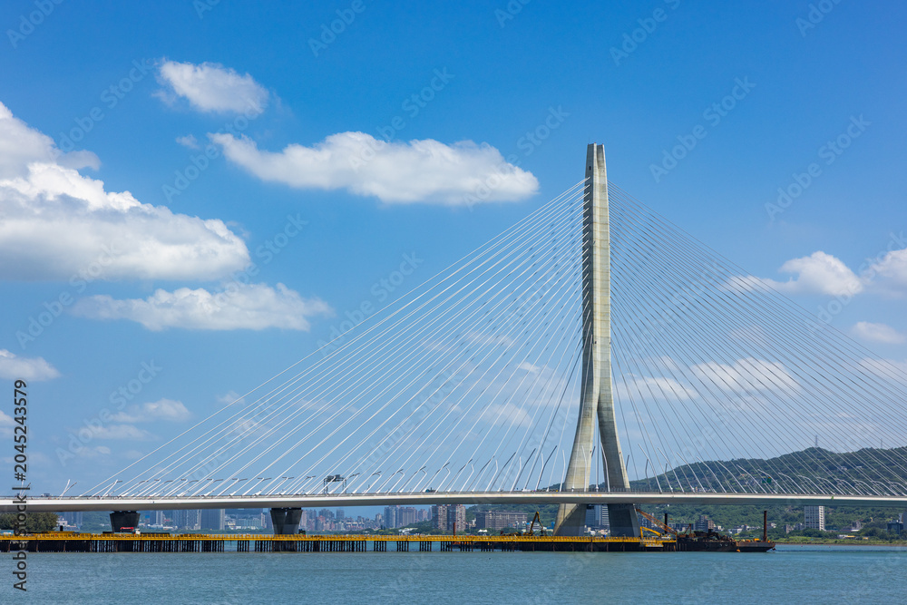Obraz premium Danjiang Bridge in Tamsui Taiwan with blue sky