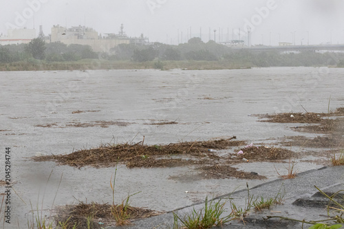 台風通過中の多摩川