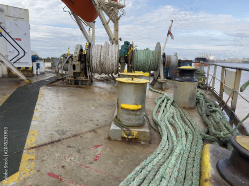 Billede på lærred ropes at ship aft mooring station ready for berthing
