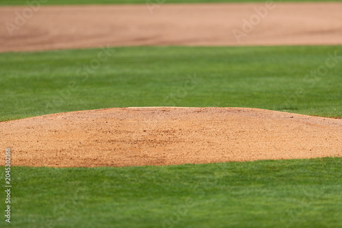 Quadro su tela Pitchers mound on a high school baseball field surround by freshly mowed green grass