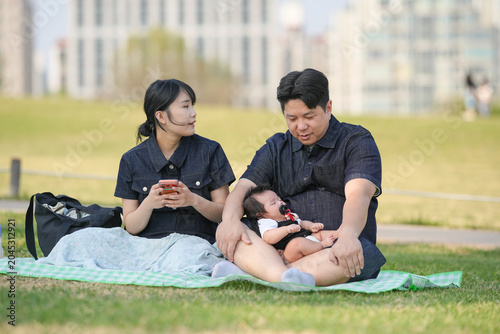 Foto Family enjoys quiet park moment together
