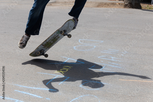 фотографія Close-up of a skateboarder doing tricks on a concrete road, kickflip