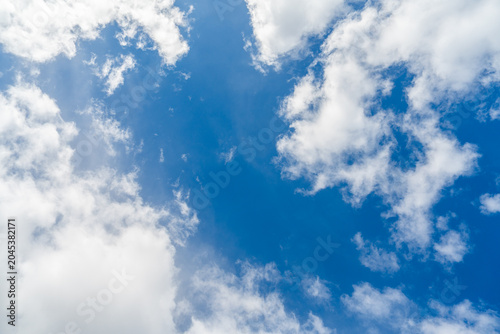 Quadro em tela Bright blue sky filled with fluffy cumulus clouds on a sunny day, a serene cloudscape that captures clear weather and the peacefulness of nature, ideal for backgrounds, design