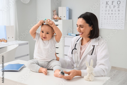 Young female pediatrician c...