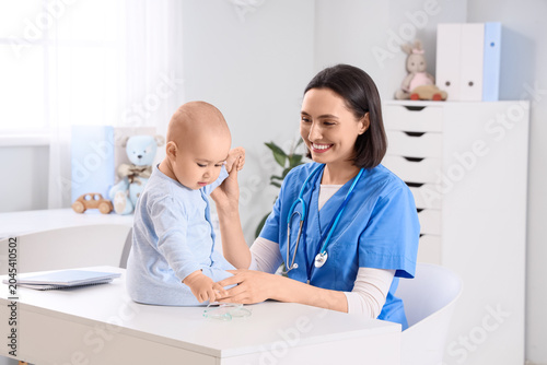 Young female pediatrician w...