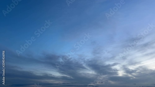 澄んだ深い青空と柔らかな灰色の雲が対比する空模様