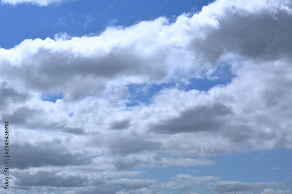 Obraz premium 曇天の空、雲 / Heavy gray clouds covering the overcast sky