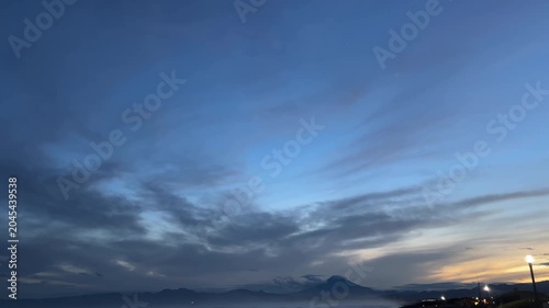 夕暮れの青とオレンジの空に浮かぶシルエットの富士山