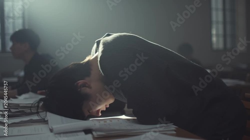 居眠りする男性
