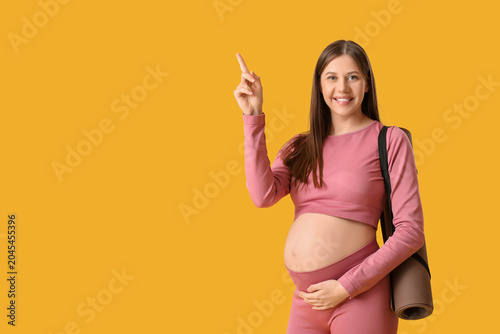 Beautiful young sporty preg...