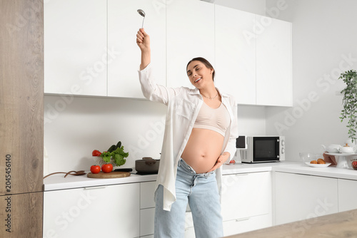 Young pregnant woman with l...