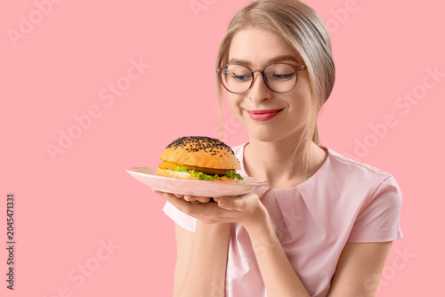 Young woman with tasty burg...