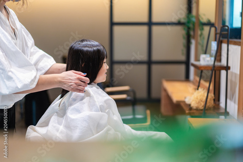 美容室でヘアカットをする女の子
