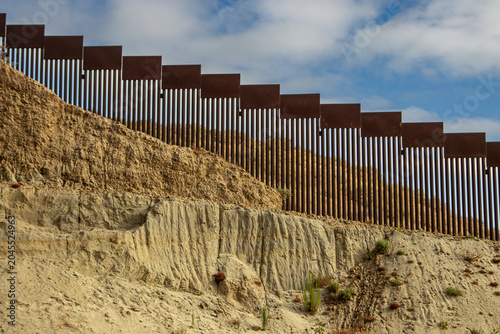 Foto Looking up at the international boarder wall from Tijuana Mexico