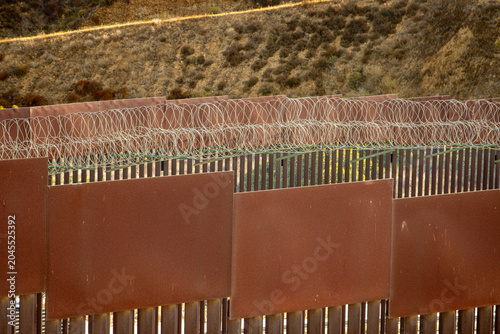 Fotografía Looking down at the international border wall from Tijuana Mexico