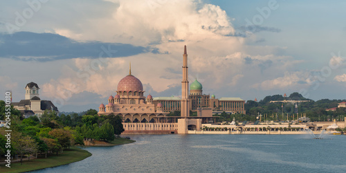 Slika na platnu Putra Mosque and Perdana Putra by Putrajaya Lake with fountains under a cloudy s