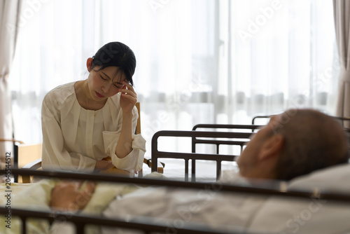 Fotografie シニアの看病に疲れたアジア人女性