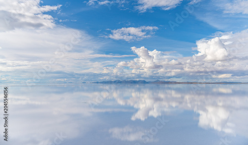 Foto Serene sky cloud reflection on Uyuni salt flat mirror in Bolivia