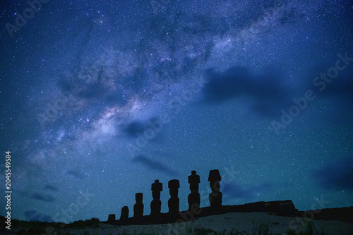 Canvastavla Majestic moai silhouette against peaceful star night sky easter island chile