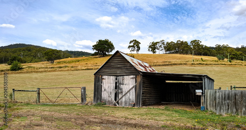 Fotografie old farm shed in the countryside
