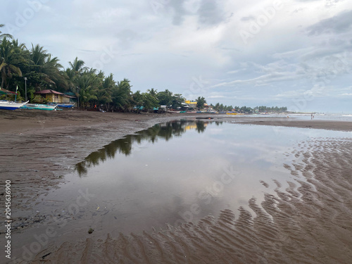 Tableau sur toile sandbar formed on the surface of a shallow sea after the high tide receded following the storm