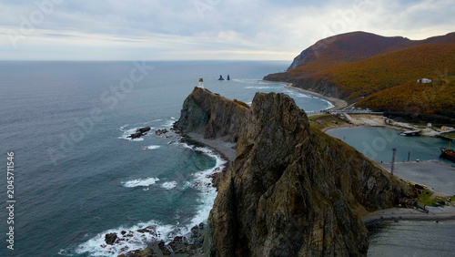 Cuadro en lienzo Scenic cliff and rocky coastline near Dalnegorsk on the Sea of Japan, Russia, with cold water and overcast weather