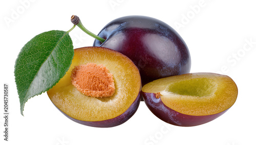 Foto Whole and halved dark purple plums with green leaf