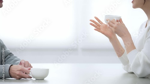 部屋で会話する男女カップル