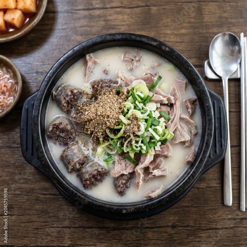 진한 국물 속 부드러운 고기가 가득한 전통 순대국밥