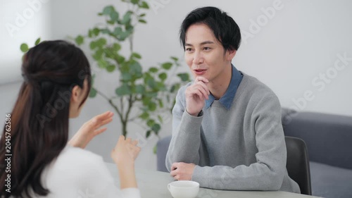 部屋で会話する男女カップル