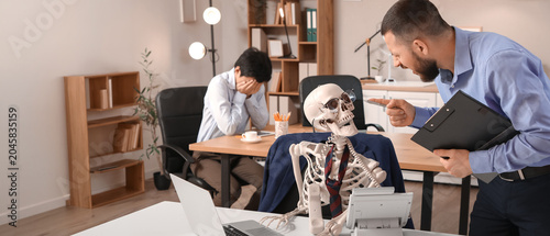 Fotografía Angry businessman shouting at human skeleton in office
