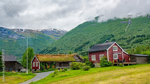 Cuadro en lienzo Ein malerisches Fjorddorf in Norwegen