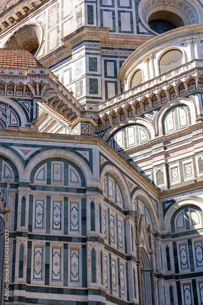 Obraz premium Detailfoto vom berühmten Dom von Santa Maria del Fiore mit Kuppel und Marmorfassade, Florenz, Italien