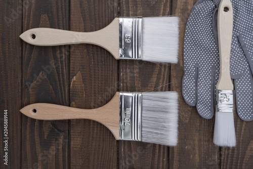 Canvastavla Paint brushes and protective gloves prepared for wood finishing, painting and renovation work