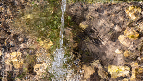Canvastavla Manantial fuente natural que brota de las rocas  venero, naciente o surgencia es un punto de salida natural de agua subterránea que fluye hacia la parte superior de la corteza terrestre