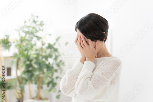頭を抱える女性
