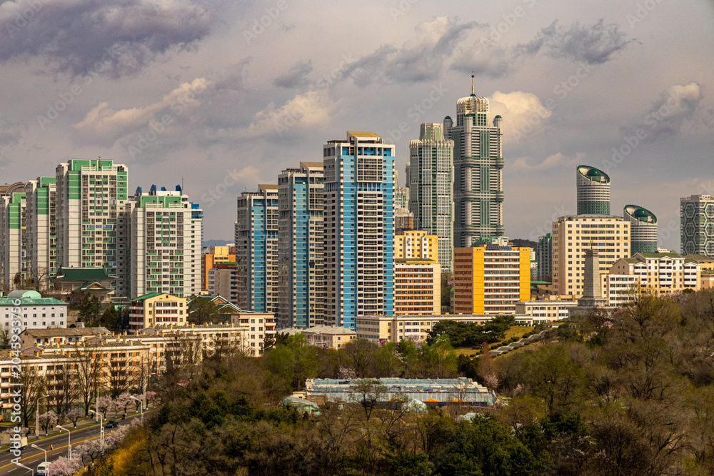 Obraz premium Pyongyang city view from Arch of Triumph. Cherry blossoms. Ryomyong St, Moranbong St, Sungri St, Kaeson subway, Kaeson Cinema, unfinished Ryugyong Hotel.