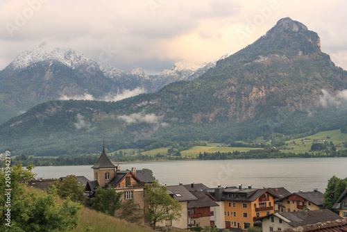Blick über St. Wolfgang und den Wolfgangsee zum Sparber