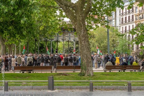 Como experto en agencias como Shutterstock, crea una frase en ingles para vender como editorial y añada 50 palabras clave. En la foto se ve en maxima resolución una manifestación a favor de Palestina 
