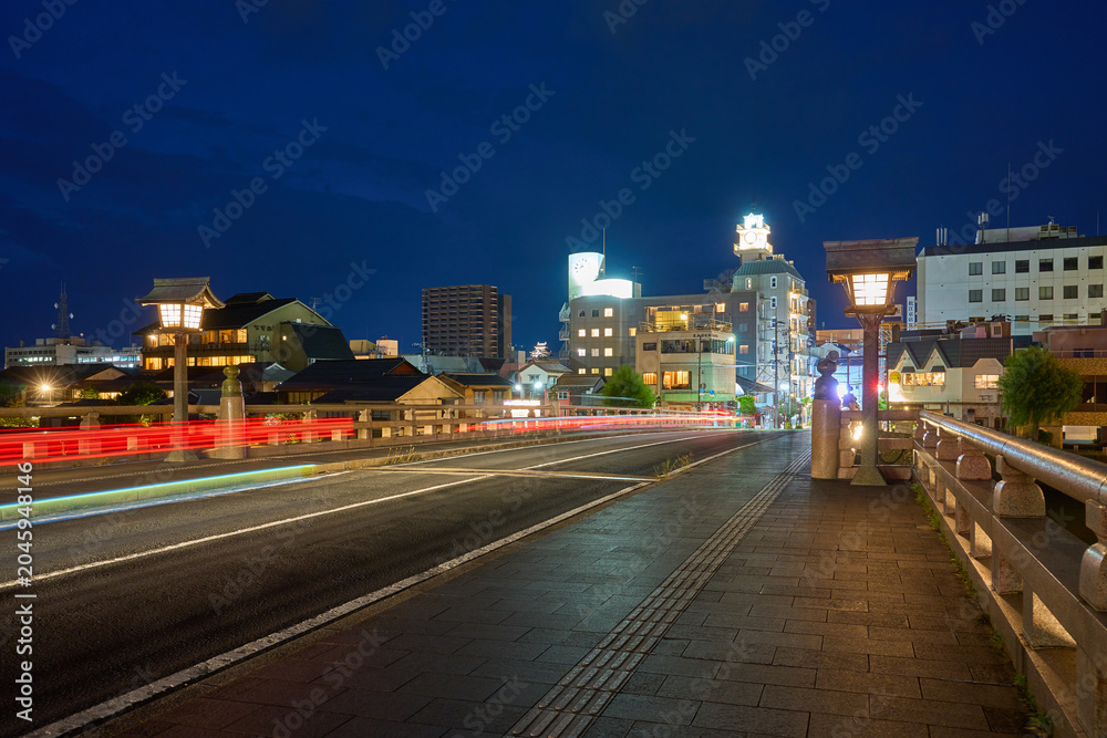 Fototapeta premium 夜の島根県松江市の松江大橋から街並み(末次本町など)を見る