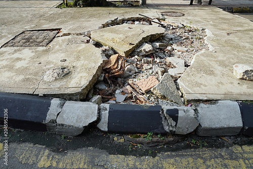 Tableau sur toile Damaged pedestrian path