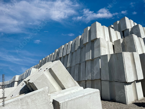 Fotografi Close-up of a large number of concrete blocks for construction and strengthening of the coastline