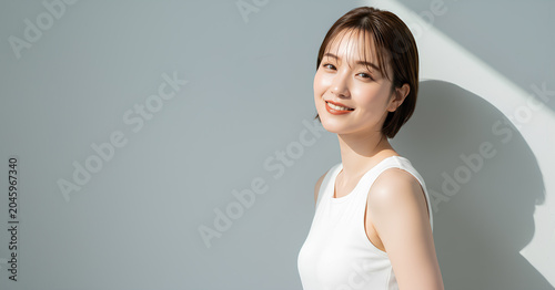 ショートヘアの日本人女性のナチュラルなビューティーポートレート
