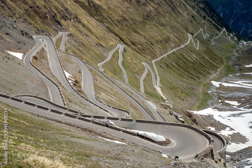 Quadro su tela Iconic Winding Hairpin Turns of the Stelvio Pass Descending to South Tyrol, Ital
